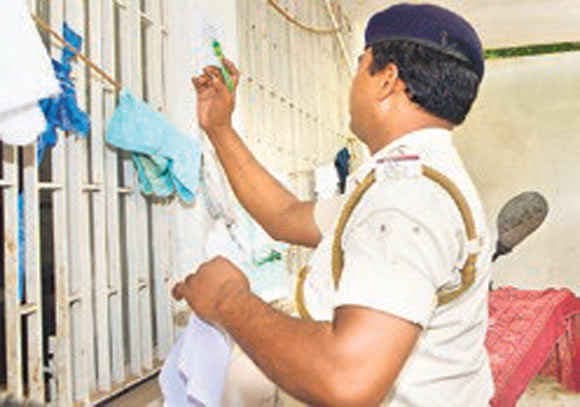 Result Scam : लालकेश्वर के दामाद विवेक के घर पर चिपकाया इश्तेहार