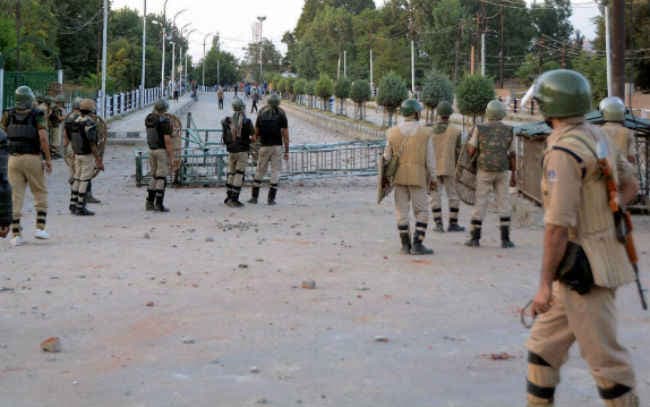 कश्मीर में कर्फ्यू, प्रतिबंध, अलगाववादियों ने मार्च निकालने का किया आह्वान