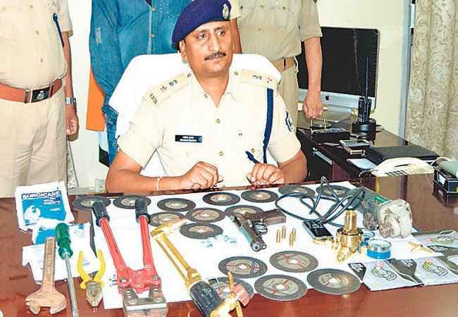 पूर्व MLC का बेटा बैंक का ताला काटते पकड़ाया, 20 लोगों की हत्या का है आरोप