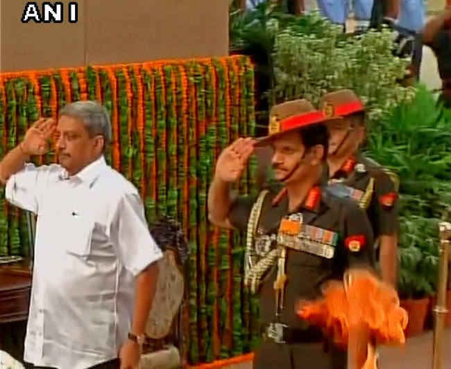 कारगिल विजय दिवस : नरेंद्र मोदी ने शहीदों को किया याद, रक्षा मंत्री पहुंचे अमर जवान ज्योति