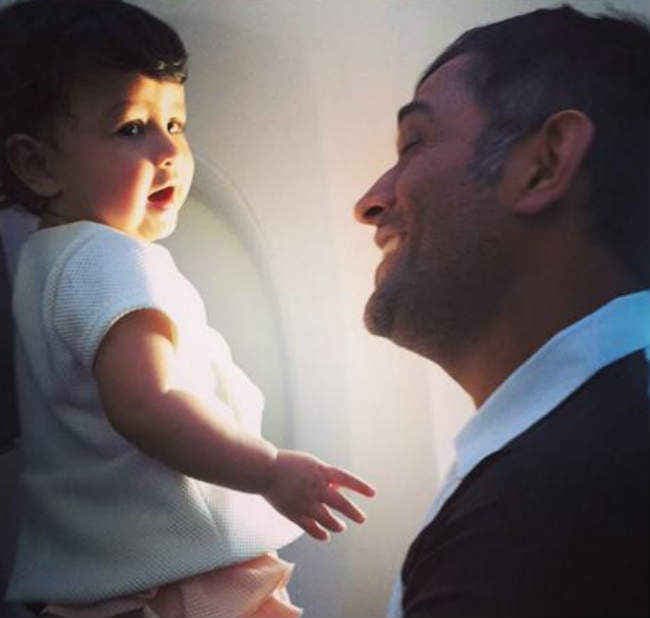 जब जीवा अपनी तुतलाती आवाज में बोली साक्षी-माही, सोशल मीडिया में वीडियो वायरल