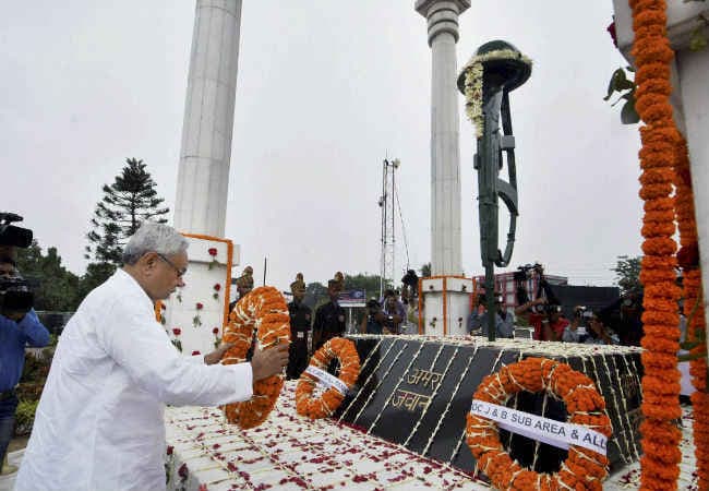 नीतीश ने कारगिल विजय दिवस पर पुष्प चक्र अर्पित कर शहीदों को श्रद्धांजलि दी