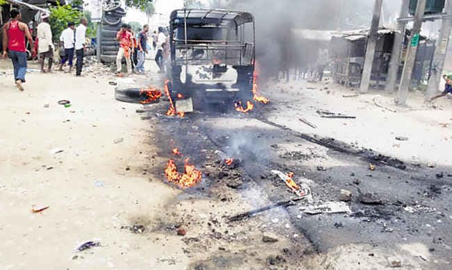 मोतिहारी में पुलिस के साथ कांवरियों की झड़प, फायरिंग और पथराव, पुलिस जीप फूंकी