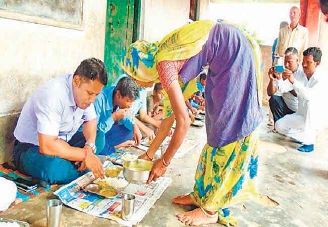 बिहार : डीएम ने विधवा रसोइये के हाथों का बना मिड-डे मील खाया