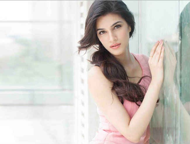 मॉरीशस के लिए रवाना हुई कृति सेनन, सुशांत संग मनायेंगी बर्थडे