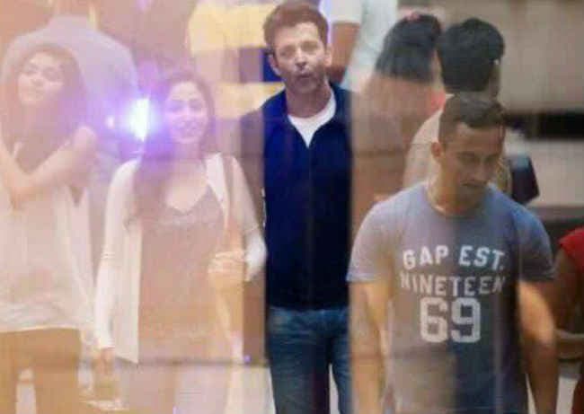 मुंबई में शूटिंग करते दिखे रितिक-यामी, देखें तसवीरें