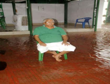 तस्वीरों में, मूसलाधार बारिश का आनंद लेते लालू प्रसाद यादव