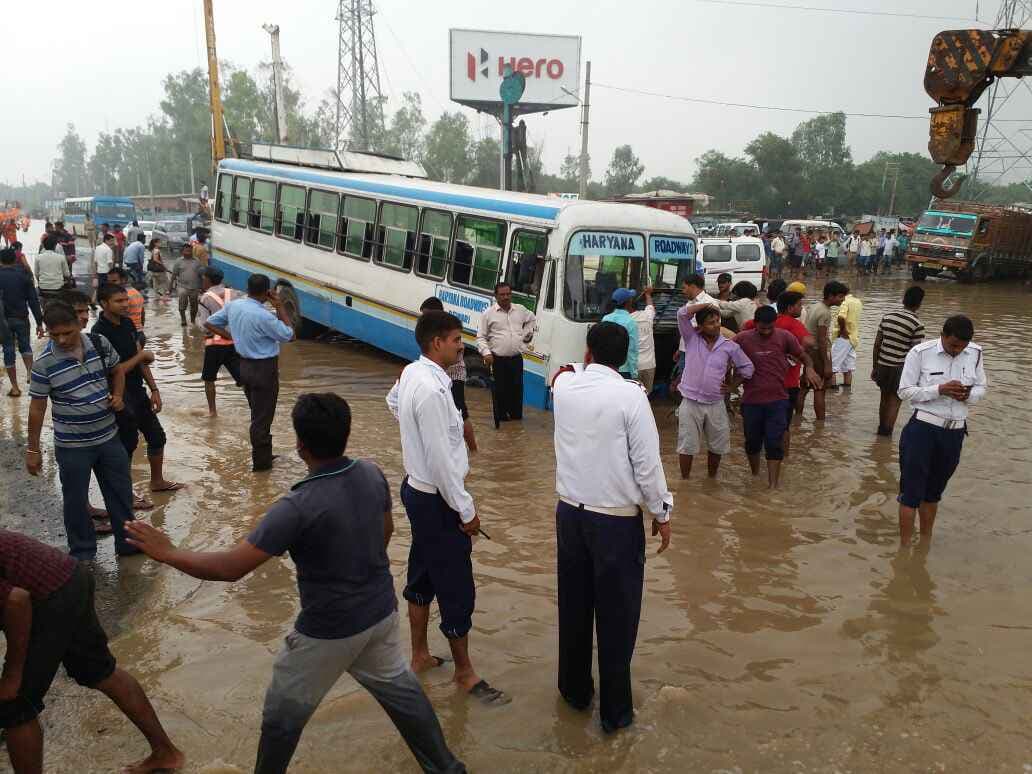 VIDEO: गुड़गांव में अभी भी लगा है जाम, पुलिस कर रही है जाम हटाने की कोशिश