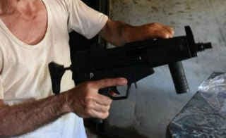 यहां स्मार्ट फोन से भी सस्ता है बंदूक