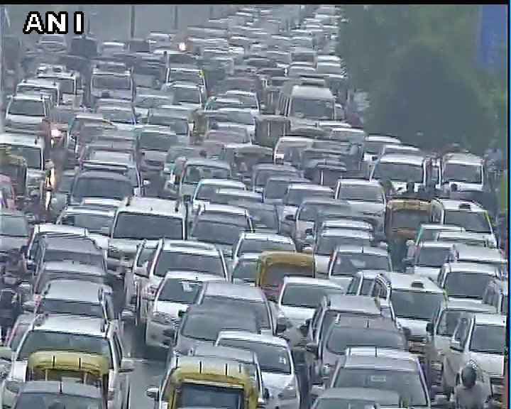 गुड़गांव के महाजाम में फंसे हैं लोग, खट्टर, केजरी-सिसोदिया व राहुल एक-दूसरे पर कर रहे हैं पलटवार