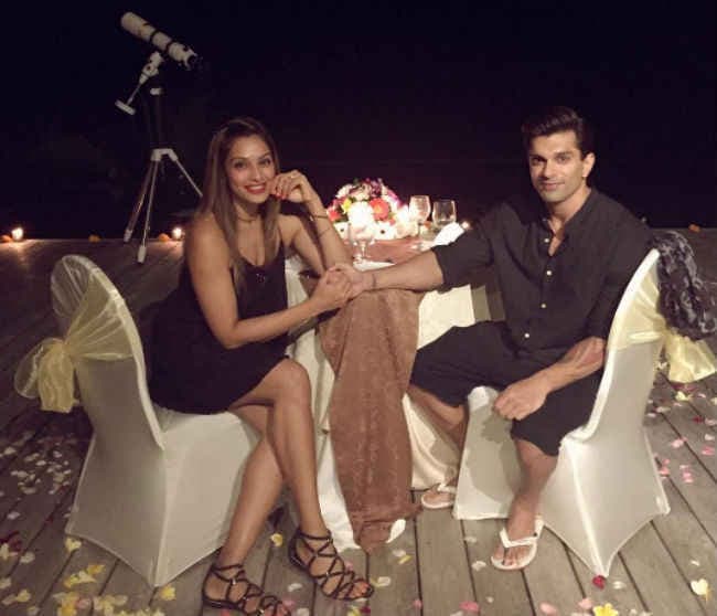 रोमांटिक डिनर डेट को इंज्‍वॉय कर रहे हैं करण-बिपाशा, देखें तसवीरें