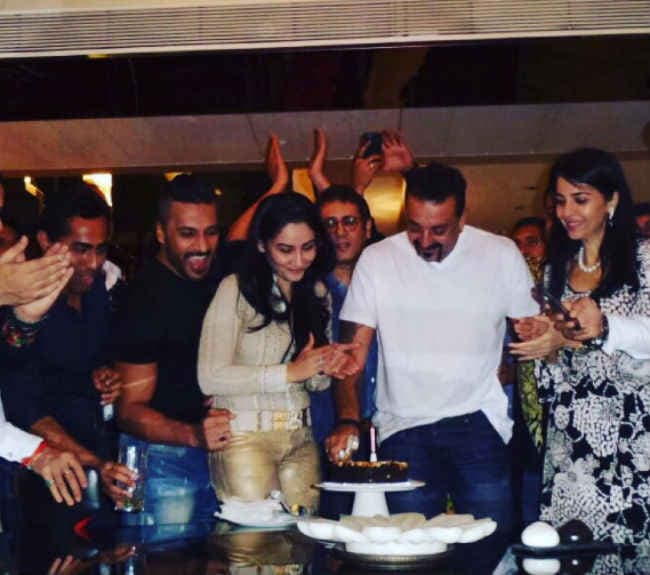 HAPPY D''BAY: कुछ यूं मनाया गया संजय दत्त का बर्थडे, तस्वीरें आई सामने...