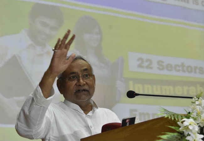 लालू के समर्थन में नीतीश, कहा-मूल निवासी होने का मुद्दा संदर्भ से बाहर नहीं है