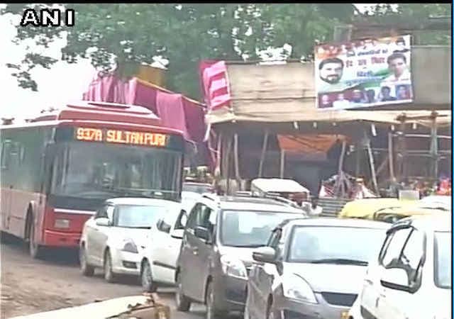 गुड़गांव में बारिश के बाद दिखने लगे गड्ढे, दिल्ली में भी लगा जाम