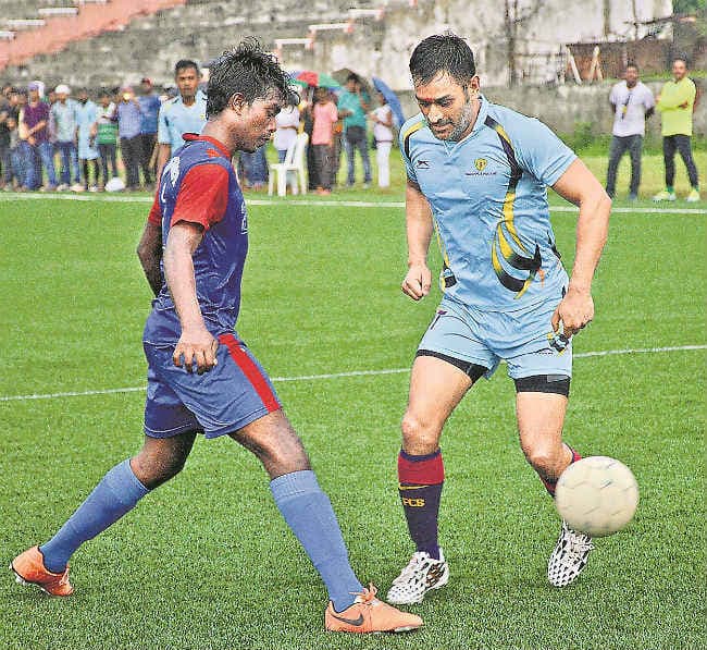 धौनी ने खेला फुटबॉल