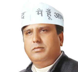 केजरीवाल को फिर झटका: आप विधायक शरद चौहान गिरफ्तार, बोले आशुतोष- पागल हो गए हैं मोदी