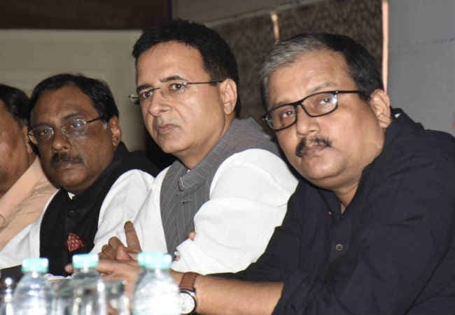 पर्रिकर का काम देश की रक्षा करना है या आमिर जैसे नागरिकों को धमकाना : सुरजेवाला