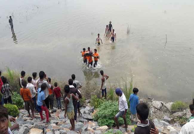 बिहार : दरभंगा में स्नान के दौरान हाइटेंशन तार की चपेट में आने से 4 बच्चों की मौत