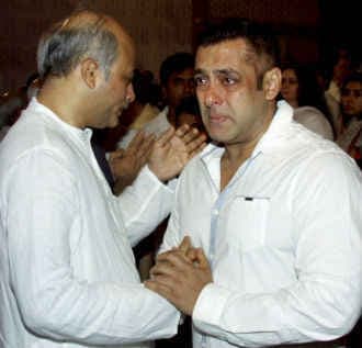 दोस्त की याद में रो पड़े सलमान खान, वीडियो