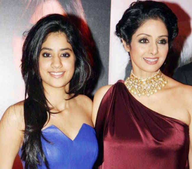 ब्‍वॉयफ्रेंड को किस करती दिखीं श्रीदेवी की बेटी जाह्नवी, फोटो हुई वायरल