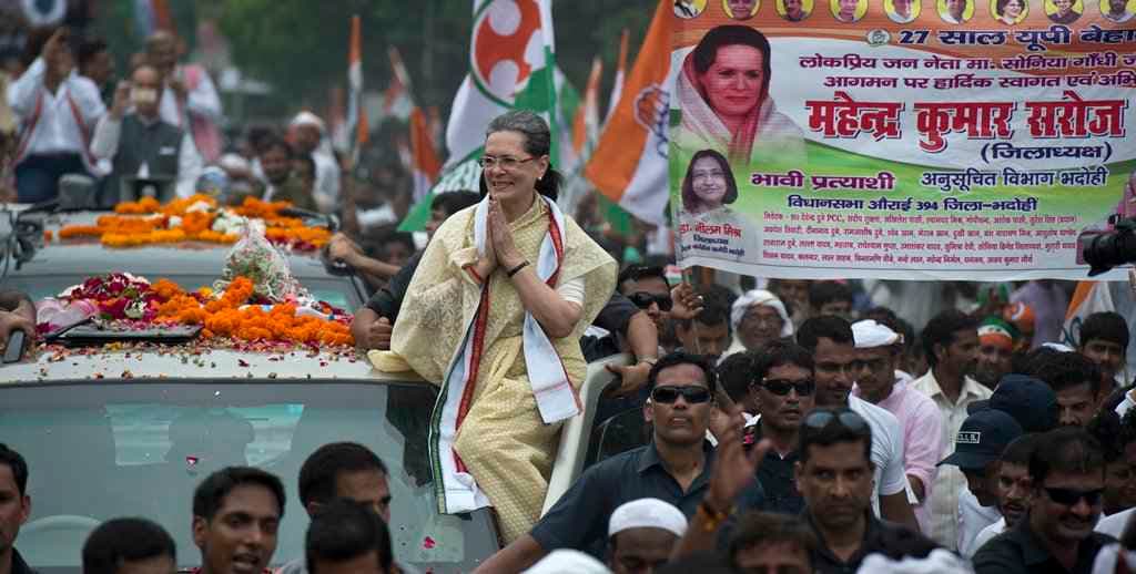 यूपी चुनाव : बुखार के बावजूद पीएम मोदी के बनारस में सोनिया ने किया रोड शो