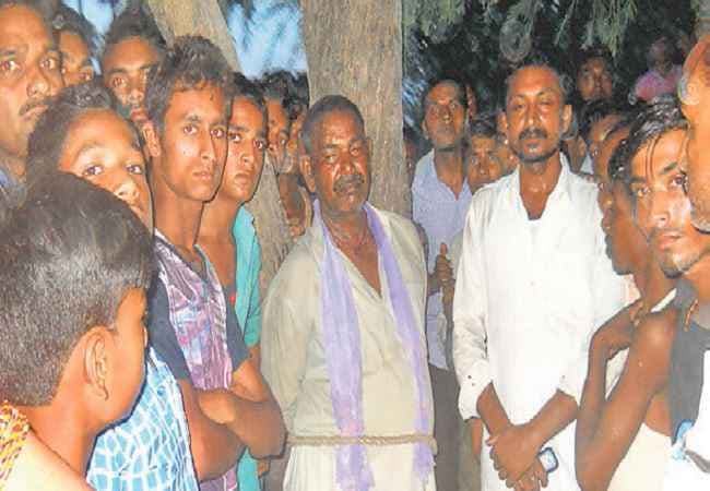 बेटे पर हत्या की आशंका के बाद भीड़ ने पिता को पेड़ से बांध पीटा
