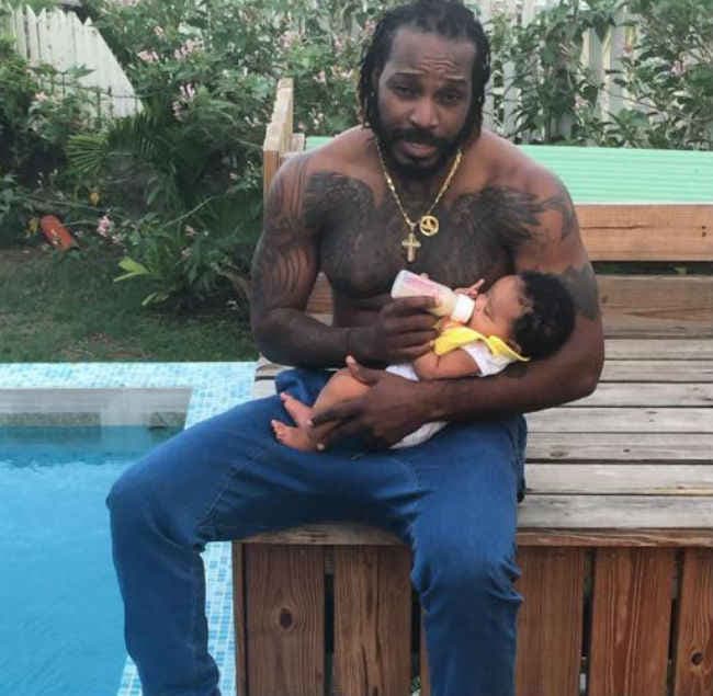 गेल का बेटी को दूध पिलाता तसवीर सोशल मीडिया में हुआ वायरल