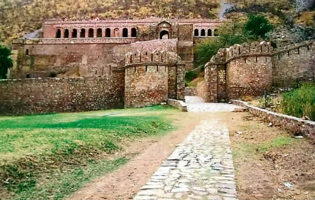 रहस्य : इन जगहों पर जाने पर लगता है डर