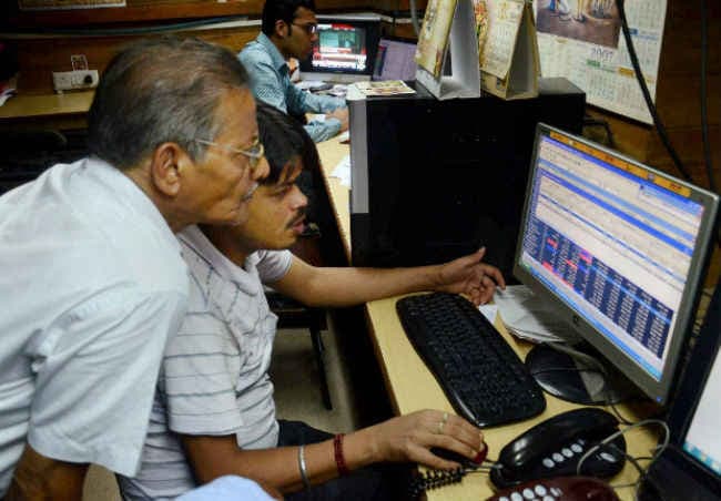 राज्यसभा से GST को हरी झंडी के बाद बाजार में गिरावट थमी, सेंसेक्स 17 अंक चढ़ा