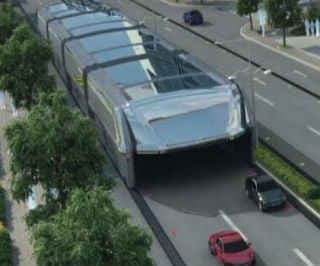 चीन में बस के नीचे से चलेंगी कारें