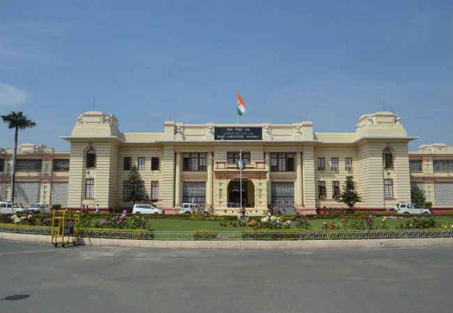 बिहार विस : लाठीचार्ज के विरोध में हंगामे के दौरान बेहोश हुए माले विधायक