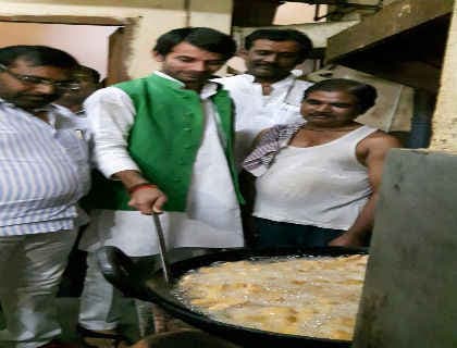 तेज प्रताप अचानक पहुंचे विधानसभा कैंटीन, बनायी मिठाई