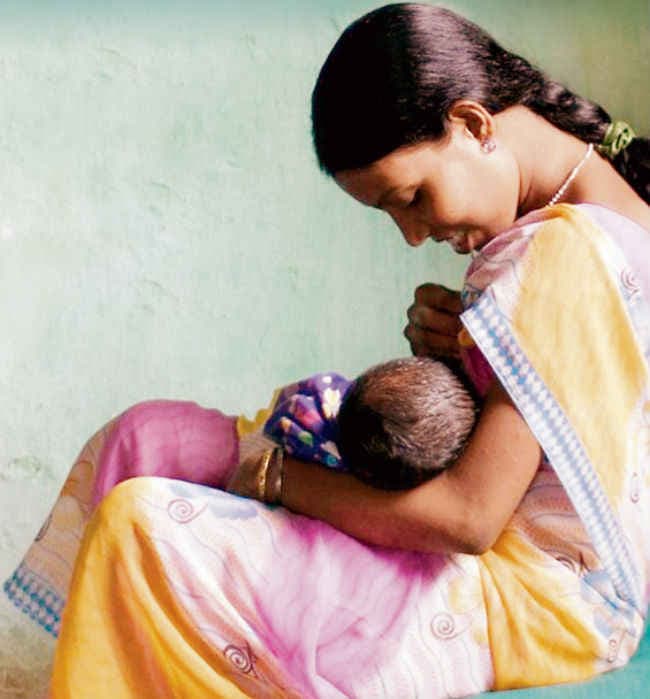 जरूर कराएं ब्रेस्टफीडिंग, शिशु के विकास के लिए है जरूरी