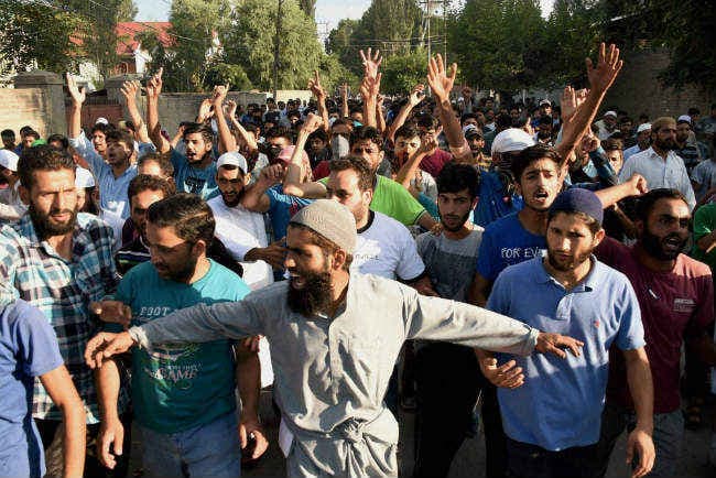 जम्मू कश्‍मीर में मोबाइल-इंटरनेट सेवा बंद, प्रदर्शन जारी