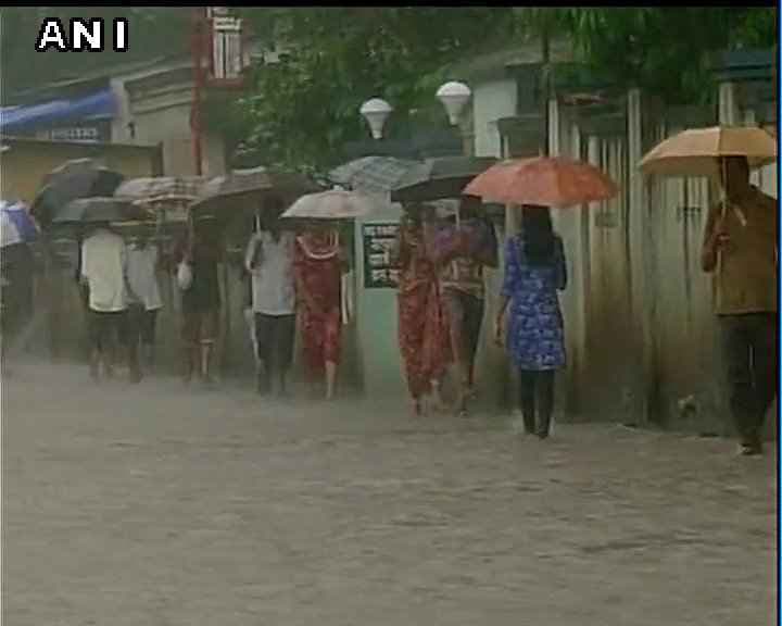 भारी बारिश से मुंबई पानी-पानी, लोग ले रहे हैं हाई टाईड का मजा