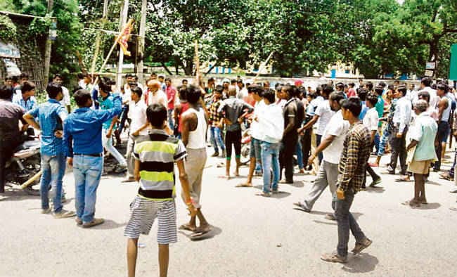 प्रदर्शन व व्हाट्स एप पर रोक, आपत्तिजनक वीडियो वायरल होने पर हंगामा