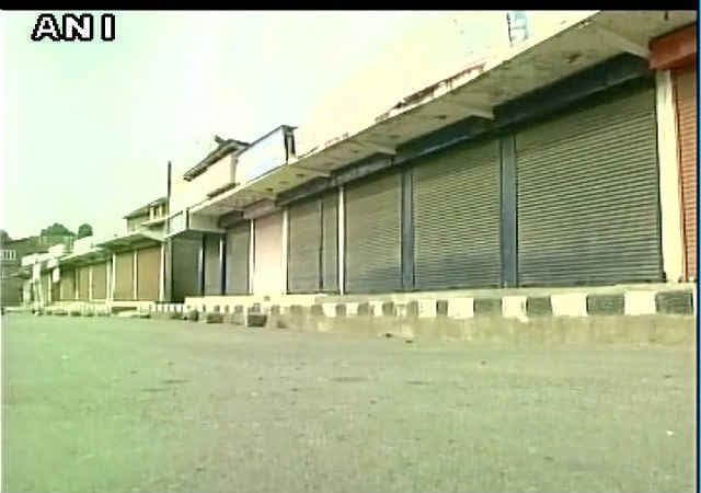 कश्मीर : 29 वें दिन कर्फ्यू जारी, घाटी में हिंसा से 3 मरे