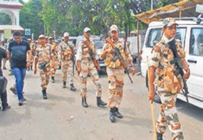 बिहार : छपरा में बंद के दौरान उपद्रव, पथराव-लाठीचार्ज, डीएम को भी चोट