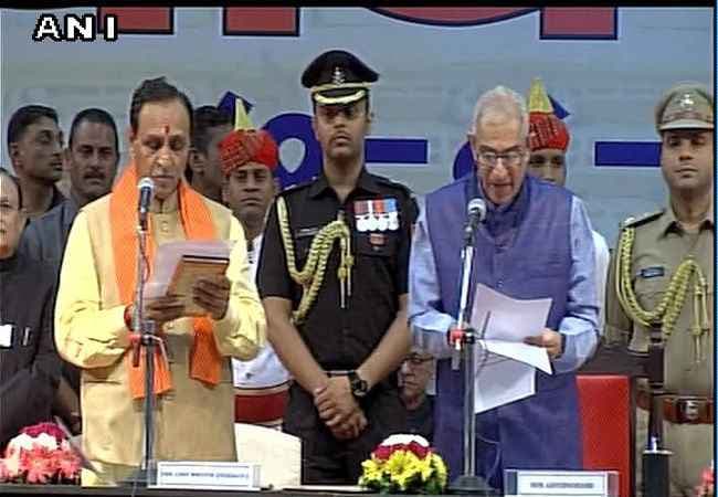 गुजरात : विजय रुपानी ने ली CM पद की शपथ, PM मोदी ने दी बधाई