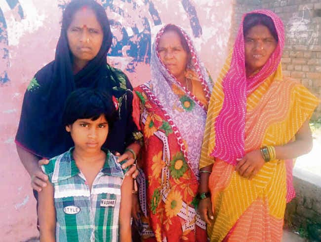 बिहार : गोपालगंज में फिर विधवा रसोइयों को स्कूल से हटाने का फरमान
