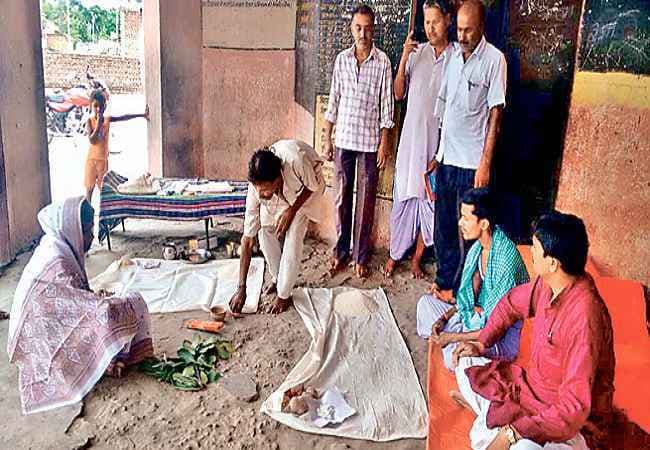 पत्नी ने किया पति का श्राद्धकर्म