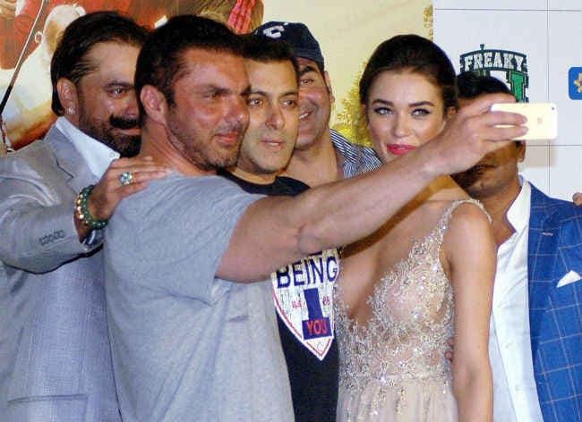 सलमान की मौजूदगी में ‘फ्रीकी अली'' का ट्रेलर रिलीज, मुश्किल में कैटरीना