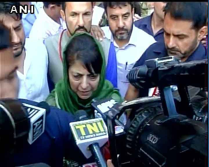 महबूबा ने मोदी से कहा, कश्मीर में वह कीजिये जो वाजपेयी ने दिल जीतने को किया था