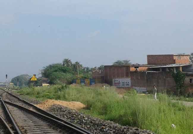 दरभंगा-सीतामढ़ी रेलखंड पर मालगाड़ी से टकराया ट्रक, बड़ा हादसा टला