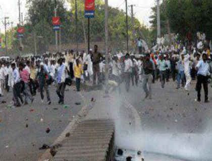 यूपी विधानसभा का घेराव करने पहुंचे शिक्षकों पर लाठी चार्ज