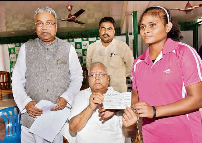 लालू ने महिला किक बॉक्सिंग नेशनल चैंपियन को दिये 1 लाख