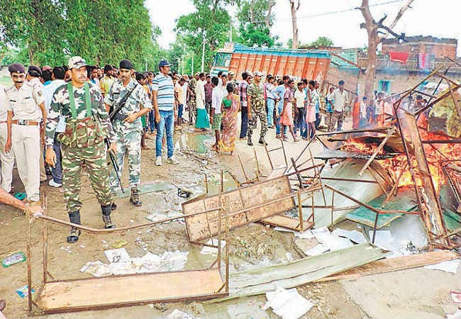 सड़क किनारे पेड़ की छांव में पढ़ रहे थे बच्चे, ट्रक ने छह को कुचला, 4 की मौत
