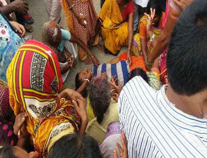 ट्रैक्टर से घायल हुई महिला, भीड़ ने मालिक को पीट-पीटकर मार डाला