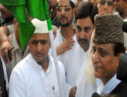 CM अखिलेश ने रवाना किया हज यात्रियों का पहला जत्था : की दुआ की दरख्वास्त