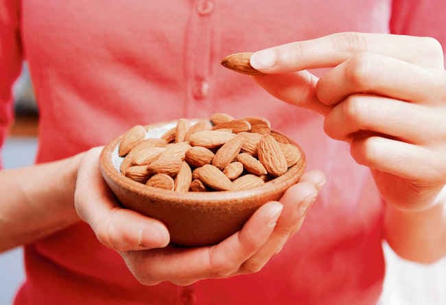 वर्कआउट के पहले बादाम खाना फायदेमंद